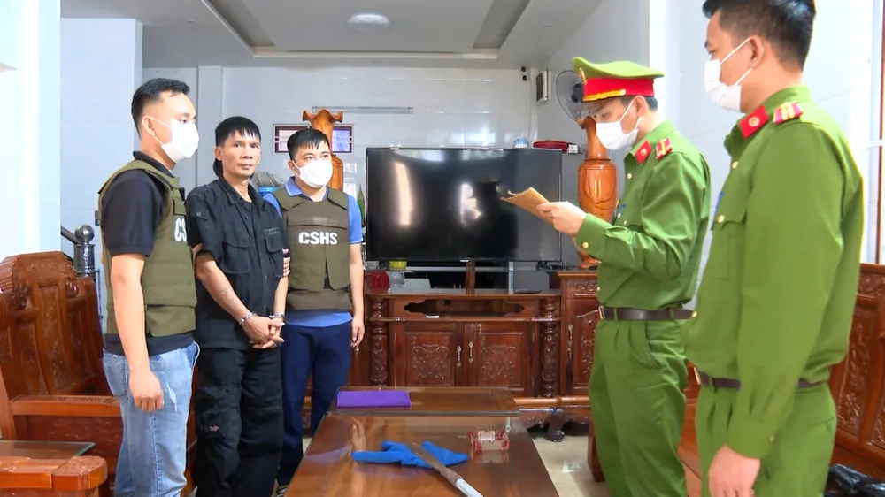 Hà Tĩnh: Triệt xóa ổ nhóm cho vay, đòi nợ thuê, thu giữ 1 khẩu súng ảnh 1