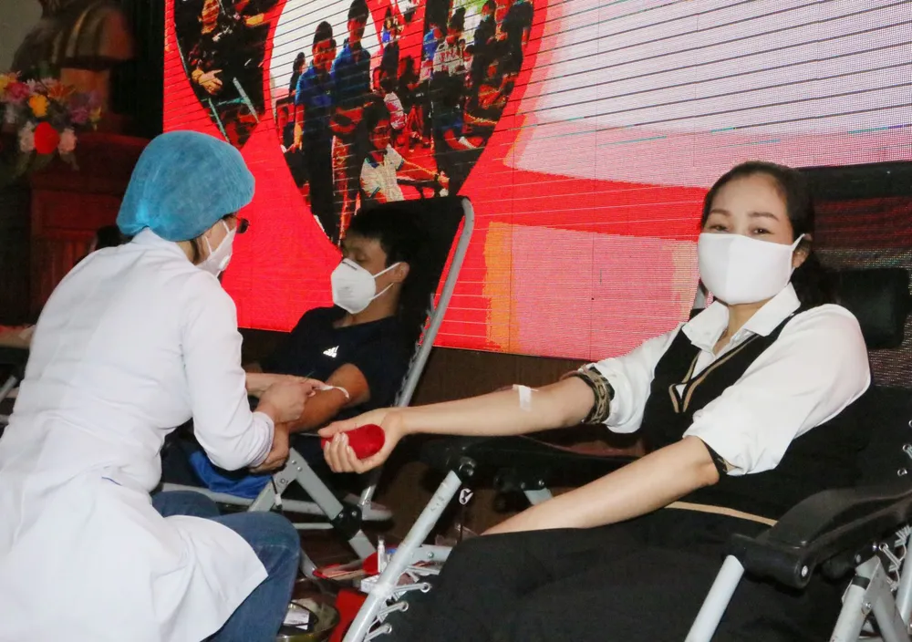 Hà Tĩnh: Ngày hội “Hiến máu an toàn - đẩy lùi Covid-19” thu về 120 đơn vị máu ảnh 1 Hà Tĩnh: Ngày hội “Hiến máu an toàn - đẩy lùi Covid-19” thu về 120 đơn vị máu ảnh 1