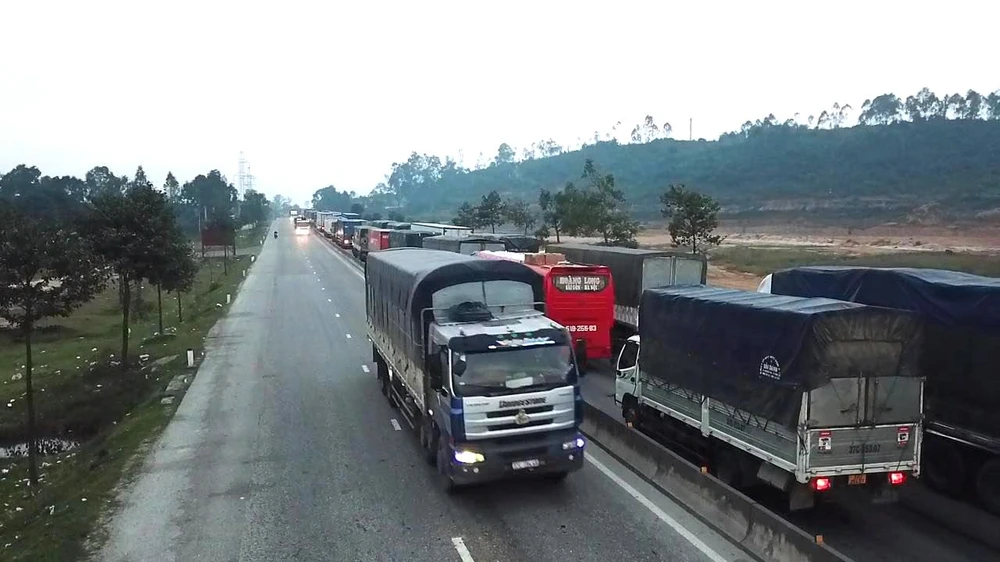 Hà Tĩnh: Xe chở gỗ bị tai nạn, quốc lộ 1 bị ách tắc nhiều giờ ảnh 1 Hà Tĩnh: Xe chở gỗ bị tai nạn, quốc lộ 1 bị ách tắc nhiều giờ ảnh 1