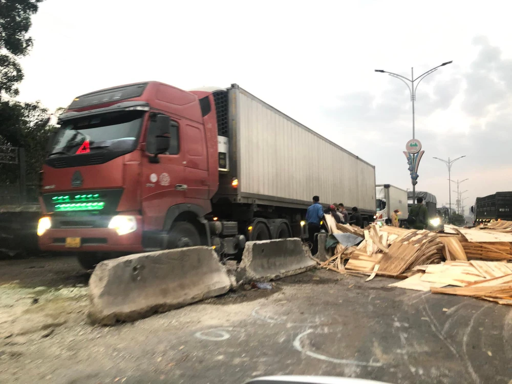 Hà Tĩnh: Xe chở gỗ bị tai nạn, quốc lộ 1 bị ách tắc nhiều giờ ảnh 4 Hà Tĩnh: Xe chở gỗ bị tai nạn, quốc lộ 1 bị ách tắc nhiều giờ ảnh 4
