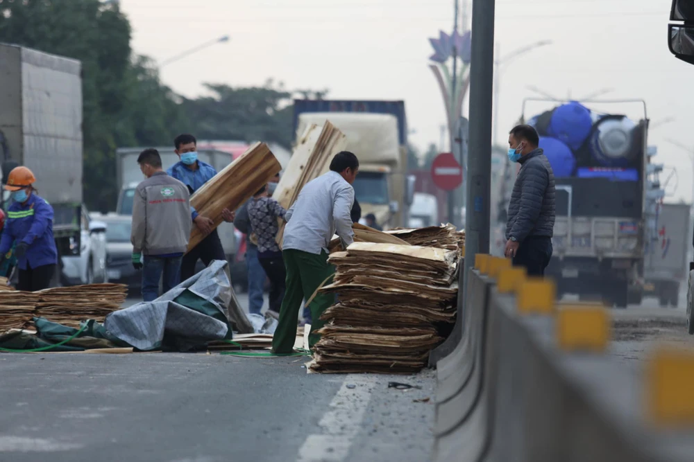 Hà Tĩnh: Xe chở gỗ bị tai nạn, quốc lộ 1 bị ách tắc nhiều giờ ảnh 5 Hà Tĩnh: Xe chở gỗ bị tai nạn, quốc lộ 1 bị ách tắc nhiều giờ ảnh 5