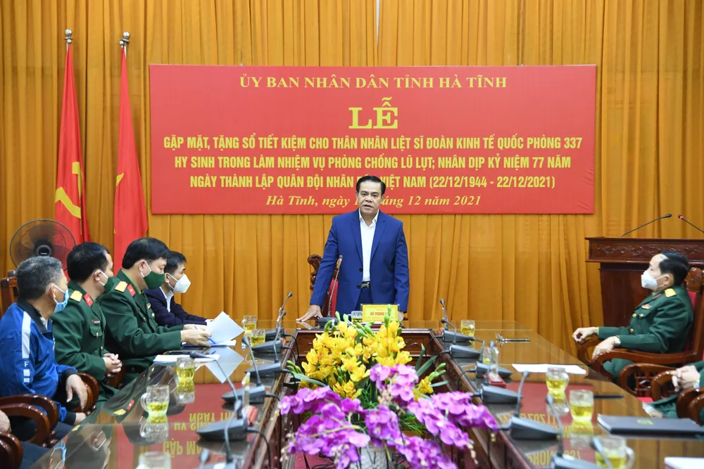 Hà Tĩnh trao tặng sổ tiết kiệm cho thân nhân liệt sĩ hy sinh khi làm nhiệm vụ phòng chống lũ lụt ảnh 1