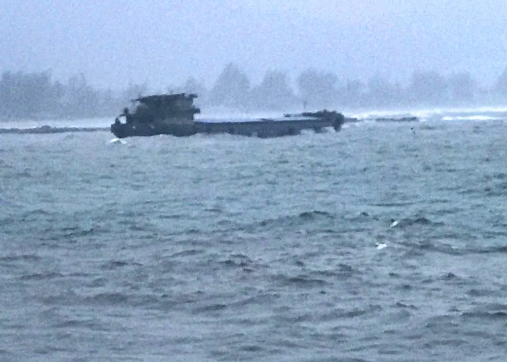 Cứu hộ tàu chở hàng bị đứt neo, trôi dạt mắc cạn trên biển Vũng Áng ảnh 1