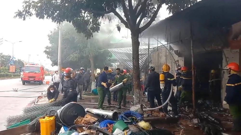 Hà Tĩnh: Khống chế đám cháy tại cửa hàng đồ điện dân dụng ảnh 3 Hà Tĩnh: Khống chế đám cháy tại cửa hàng đồ điện dân dụng ảnh 3