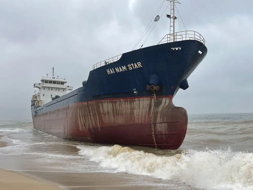 Hà Tĩnh: Cứu hộ thành công tàu hàng trọng tải gần 5.000 tấn bị mắc cạn ảnh 2