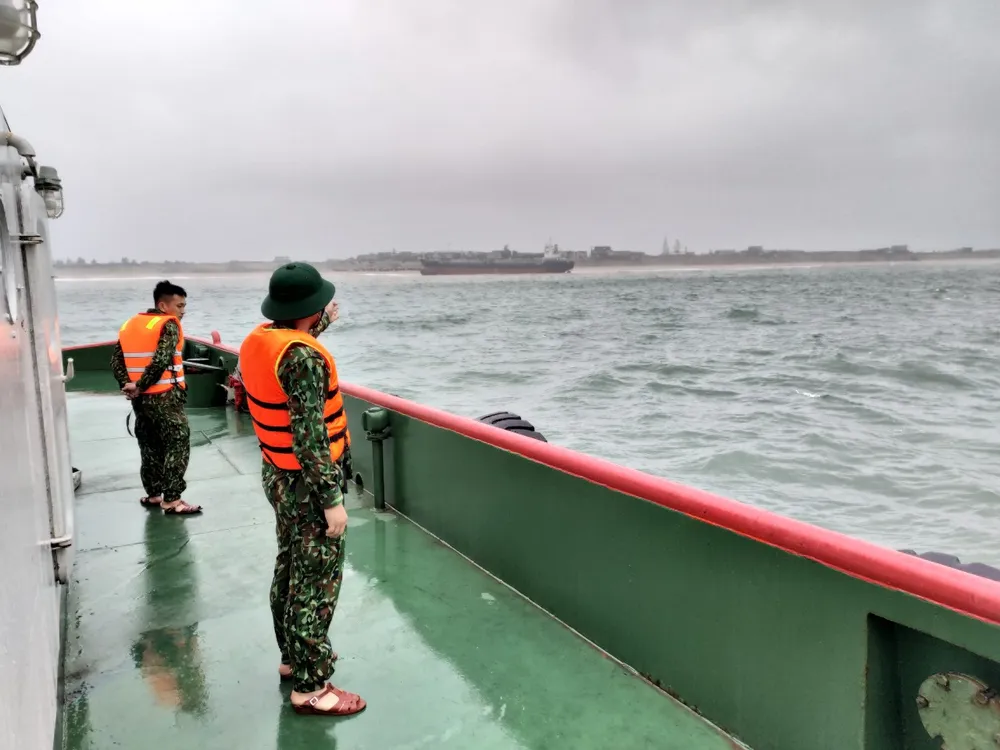 Hà Tĩnh: Cứu hộ thành công tàu hàng trọng tải gần 5.000 tấn bị mắc cạn ảnh 5