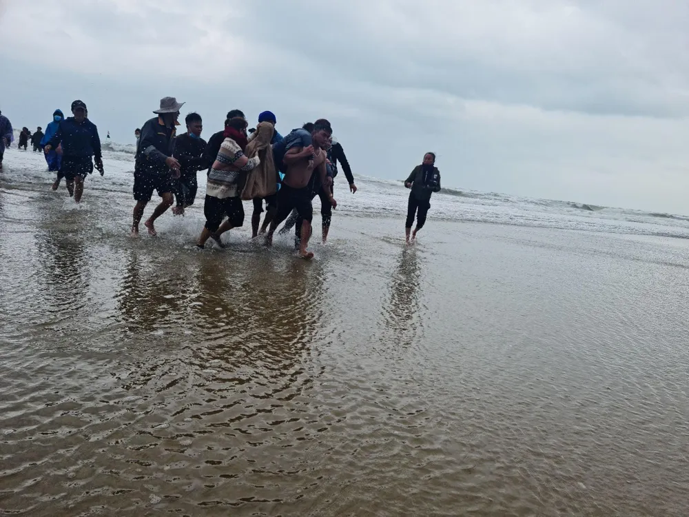 Trên đường vào bờ, 8 thuyền của ngư dân Hà Tĩnh bị chìm trên biển ảnh 1