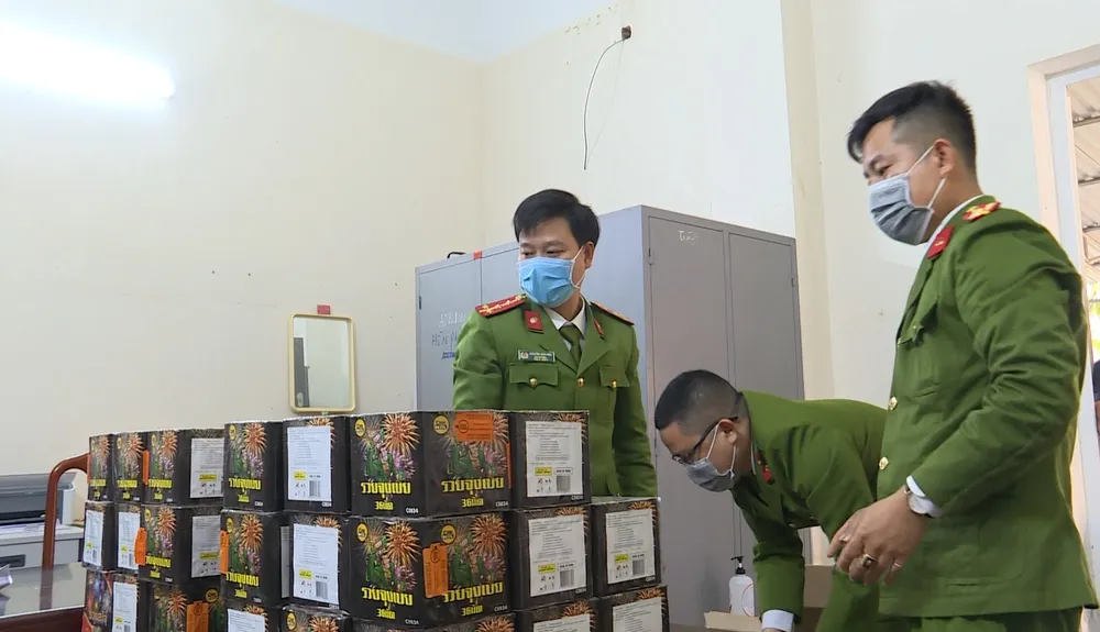 Hà Tĩnh: Bắt đối tượng tàng trữ trái phép 210kg pháo ảnh 1