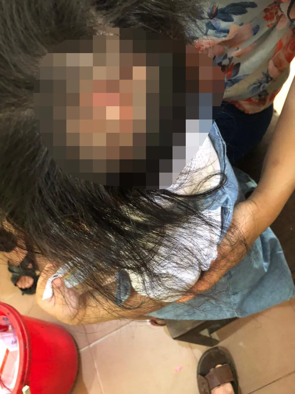 Hà Tĩnh: Một bé gái nhập viện nghi bị đánh ảnh 2 Hà Tĩnh: Một bé gái nhập viện nghi bị đánh ảnh 2