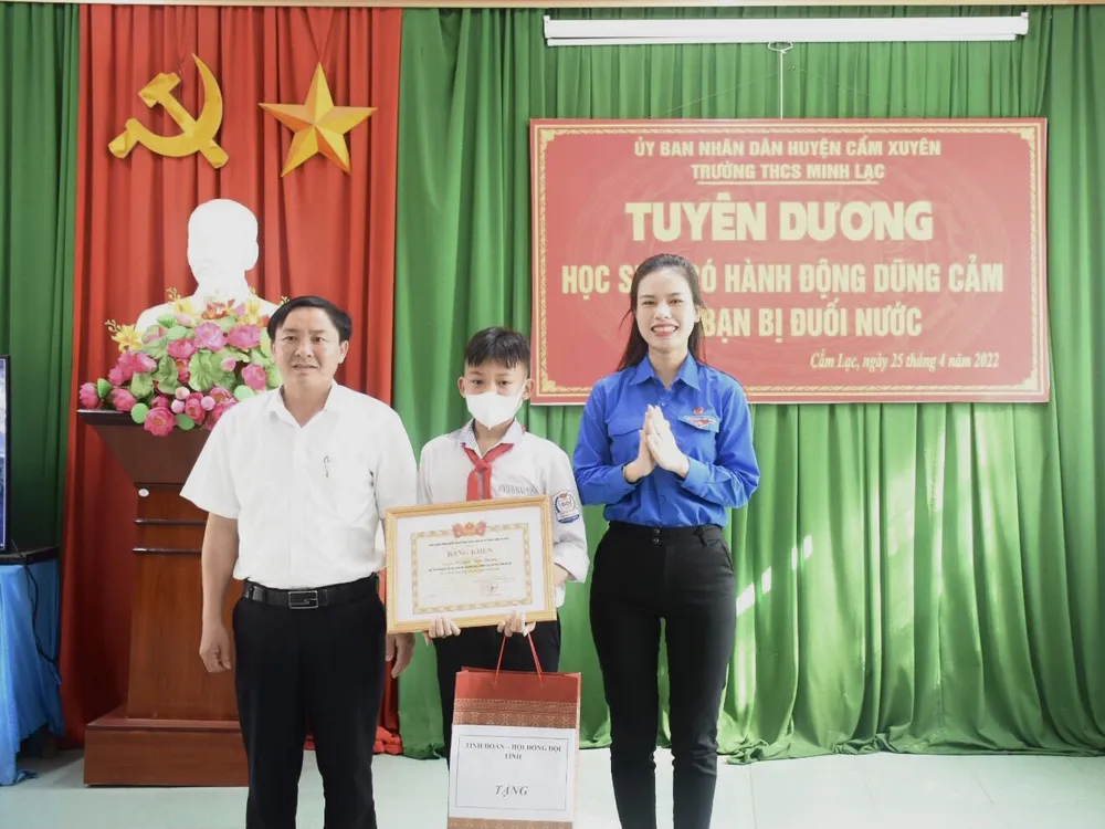 Hà Tĩnh: Trao thư khen của Chủ tịch nước cho nam sinh lớp 8 cứu người đuối nước ảnh 1 Hà Tĩnh: Trao thư khen của Chủ tịch nước cho nam sinh lớp 8 cứu người đuối nước ảnh 1