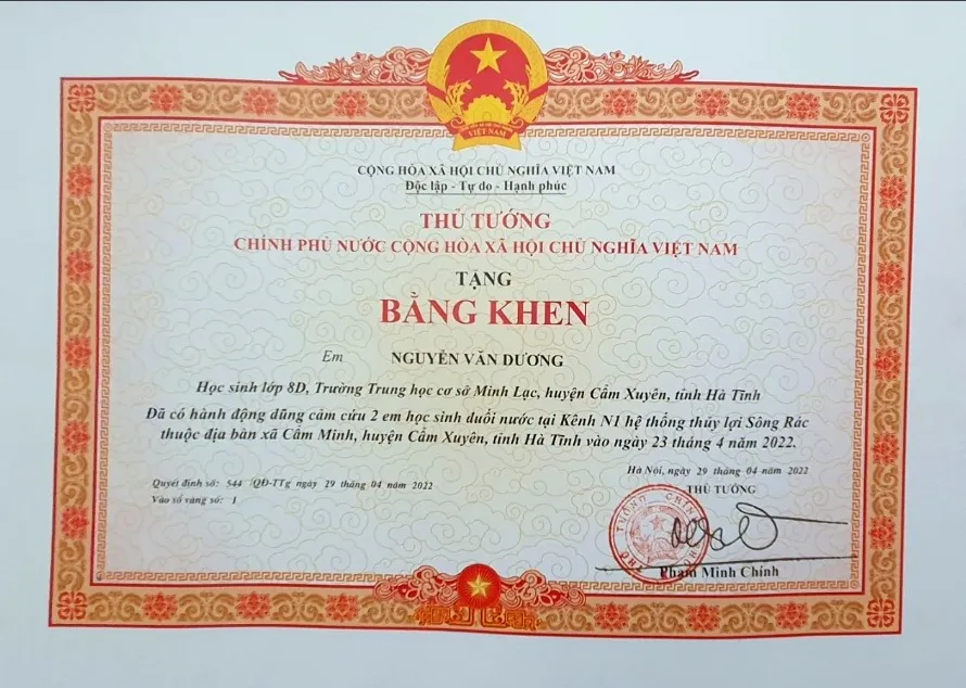 Trao bằng khen của Thủ tướng cho nam sinh lớp 8 cứu 2 người đuối nước ảnh 1 Trao bằng khen của Thủ tướng cho nam sinh lớp 8 cứu 2 người đuối nước ảnh 1