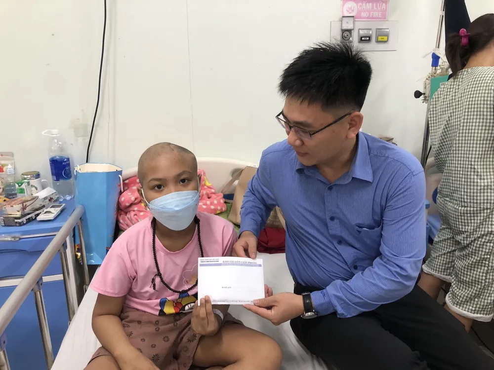 Trao 49 triệu đồng cho 2 hoàn cảnh khó khăn ở Hà Tĩnh, Huế ảnh 2