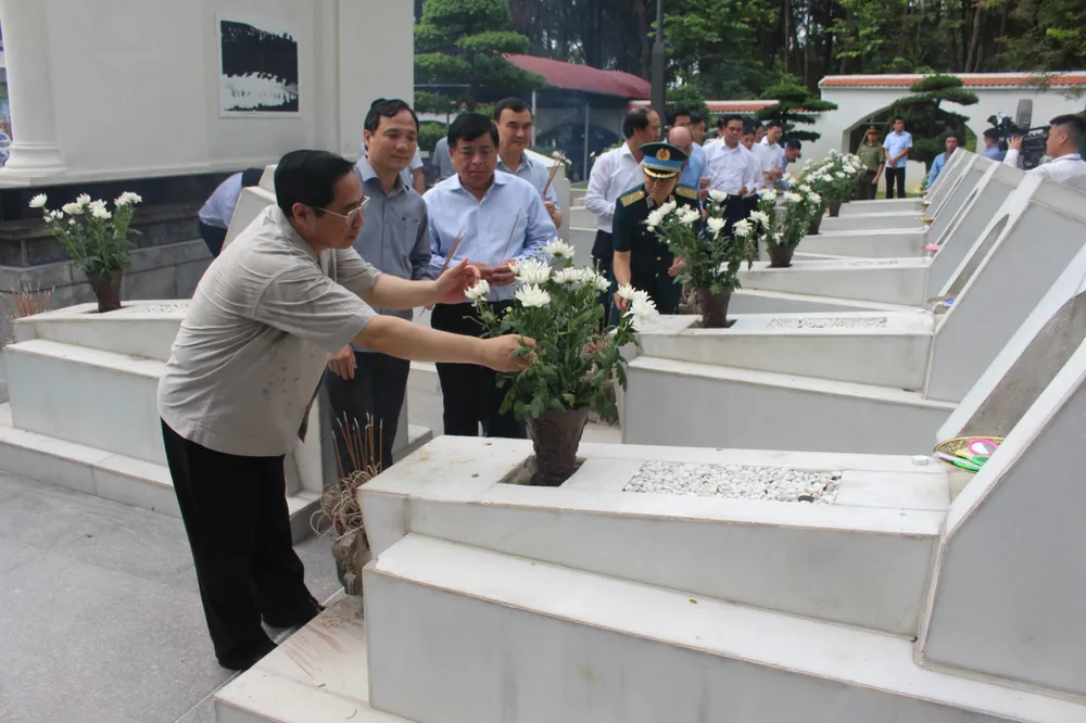 Thủ tướng Chính phủ dâng hương tại Khu di tích lịch sử quốc gia Ngã ba Đồng Lộc ảnh 7 Thủ tướng Chính phủ dâng hương tại Khu di tích lịch sử quốc gia Ngã ba Đồng Lộc ảnh 7