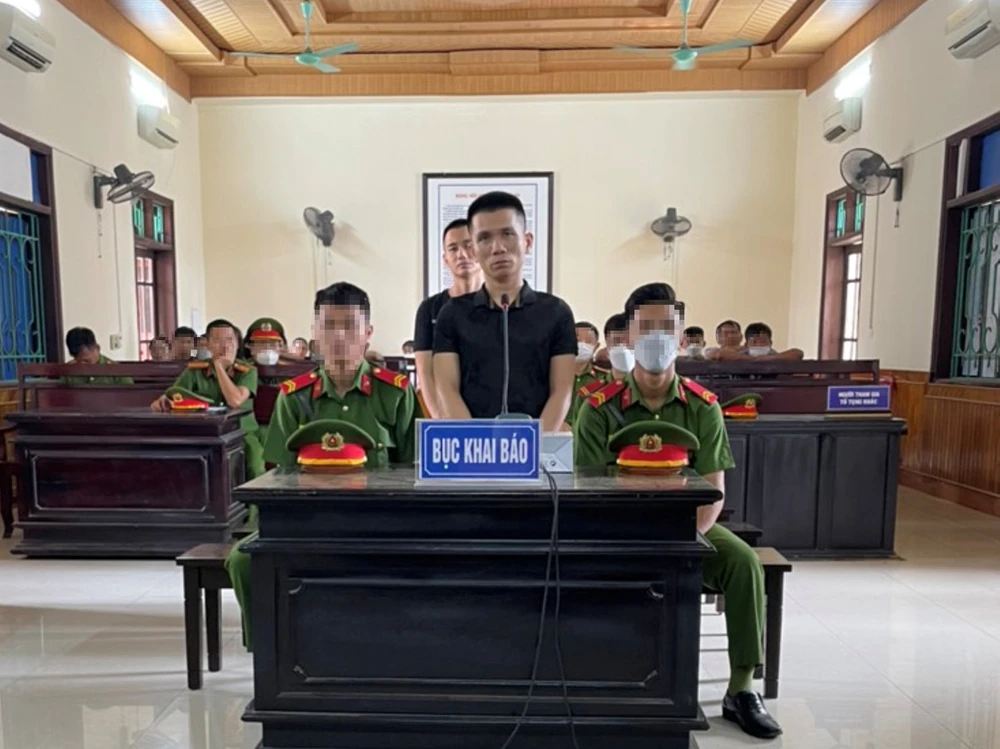 Bị cáo Nguyễn Quốc Ngọ (áo đen, đứng đầu) tại phiên tòa