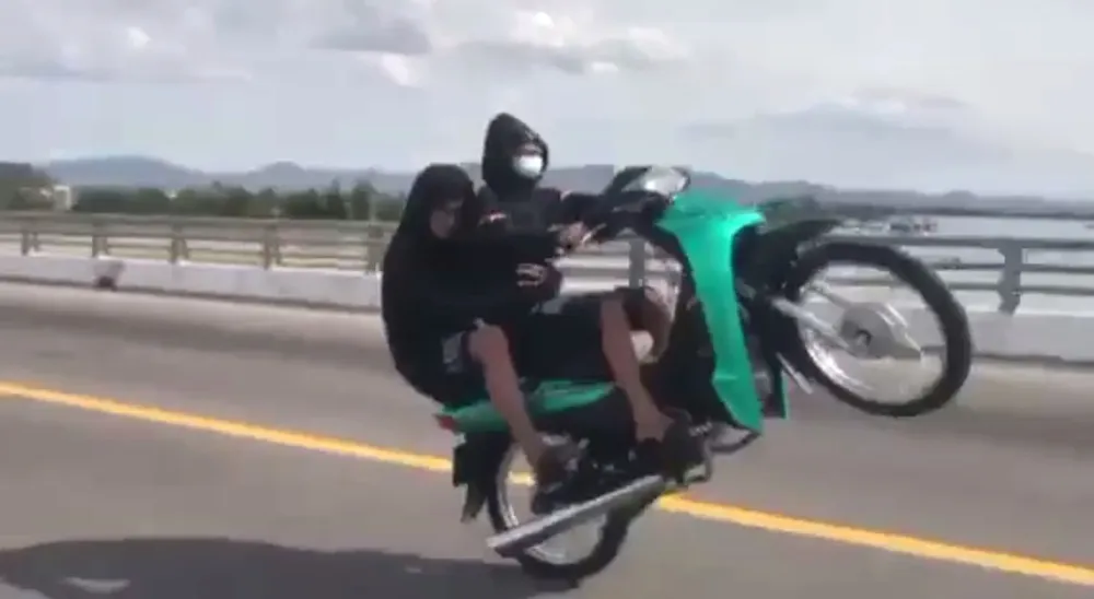 Xử lý nhóm thanh thiếu niên điều khiển xe mô tô bốc đầu, lạng lách đánh võng ảnh 1