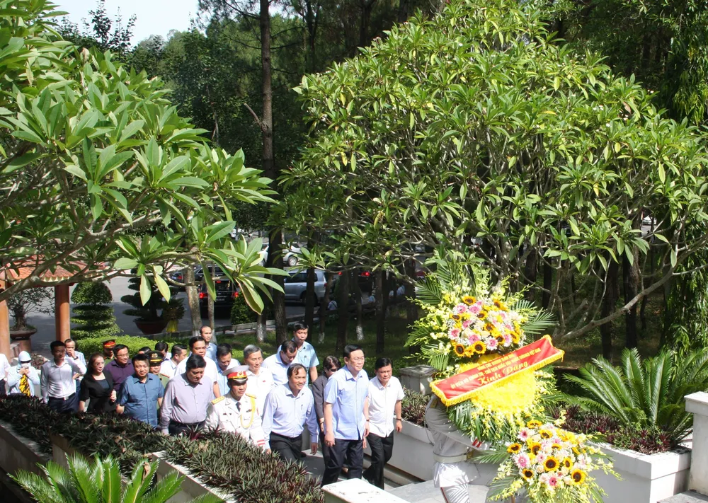 Chủ tịch Quốc hội Vương Đình Huệ dâng hương tại Khu di tích Ngã ba Đồng Lộc ảnh 1