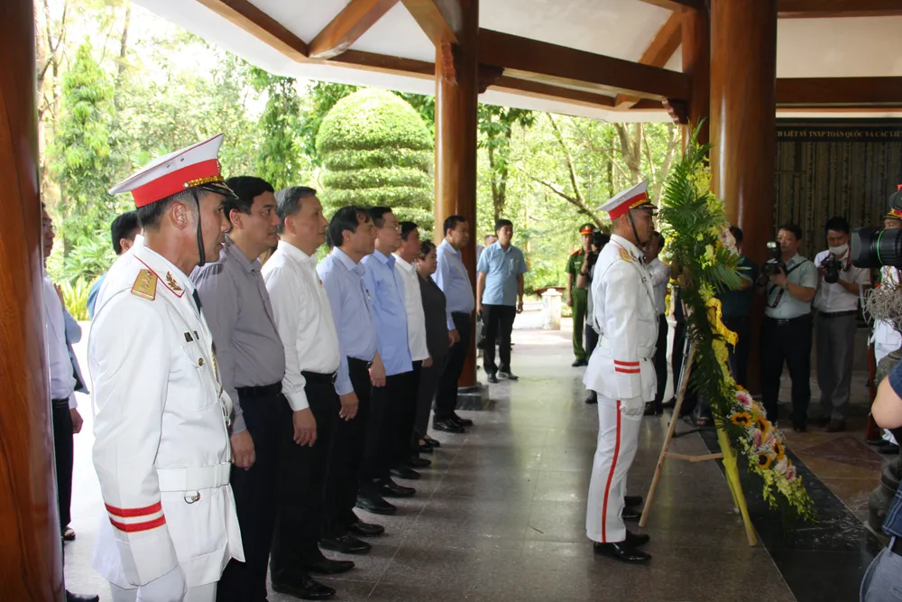 Chủ tịch Quốc hội Vương Đình Huệ dâng hương tại Khu di tích Ngã ba Đồng Lộc ảnh 5