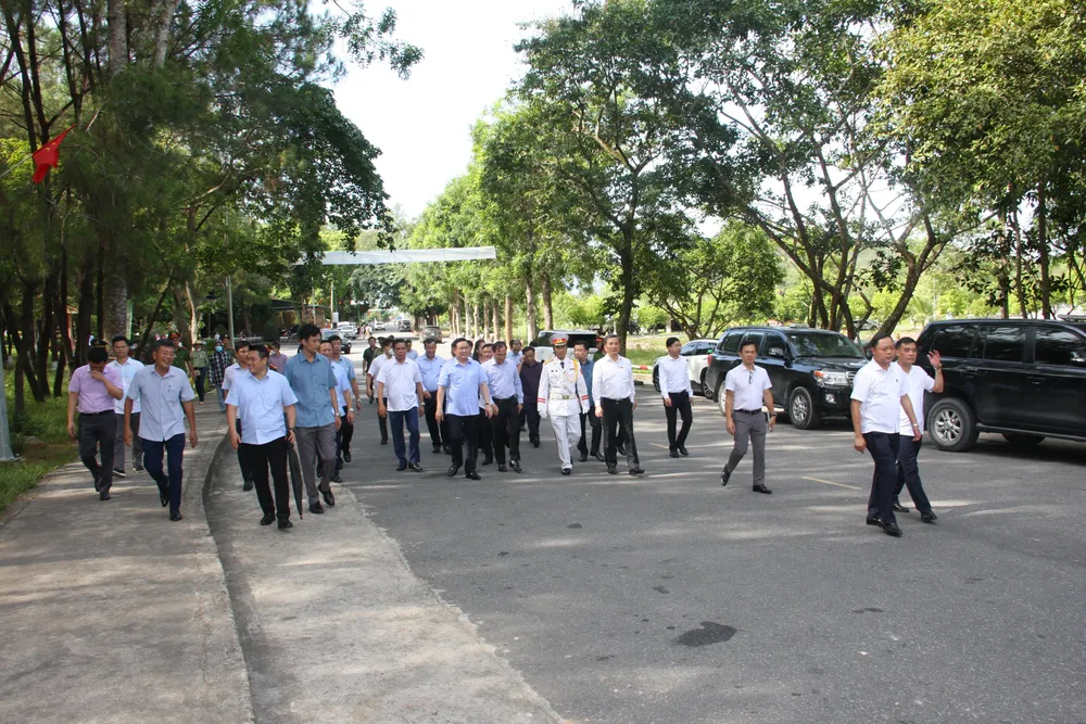 Chủ tịch Quốc hội Vương Đình Huệ dâng hương tại Khu di tích Ngã ba Đồng Lộc ảnh 3