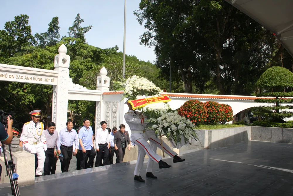 Chủ tịch Quốc hội Vương Đình Huệ dâng hương tại Khu di tích Ngã ba Đồng Lộc ảnh 4