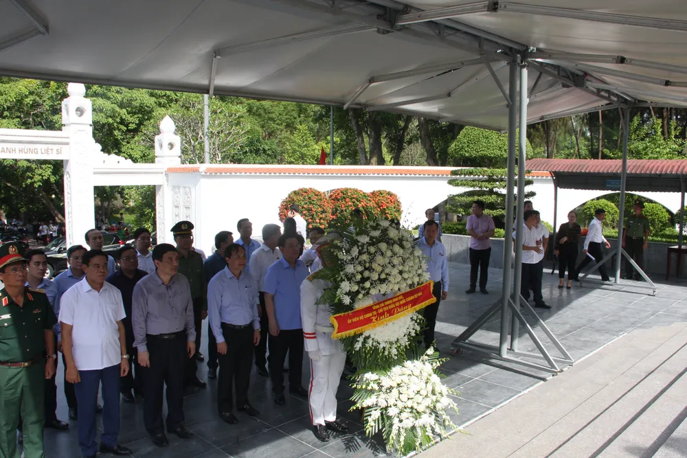 Chủ tịch Quốc hội Vương Đình Huệ dâng hương tại Khu di tích Ngã ba Đồng Lộc ảnh 6