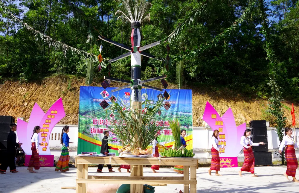 Bà con dân tộc Chứt vui đón Tết Lấp lỗ ảnh 7