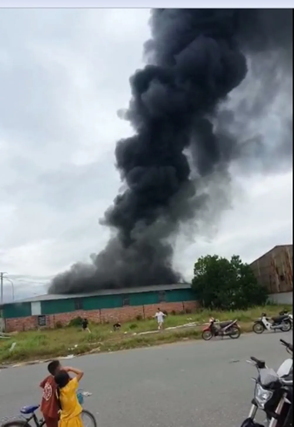 Cháy lớn tại cơ sở phun sơn ở khu công nghiệp làng nghề Thái Yên ảnh 3