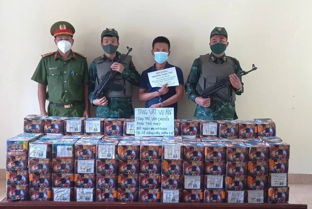 Hà Tĩnh: Bắt giữ đối tượng vận chuyển trái phép 200kg pháo hoa nổ ảnh 2