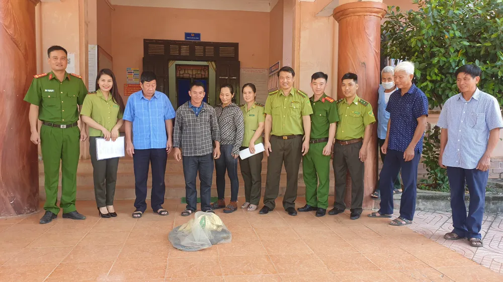 Người dân giao nộp rắn hổ mang chúa nặng 5,5kg ảnh 2