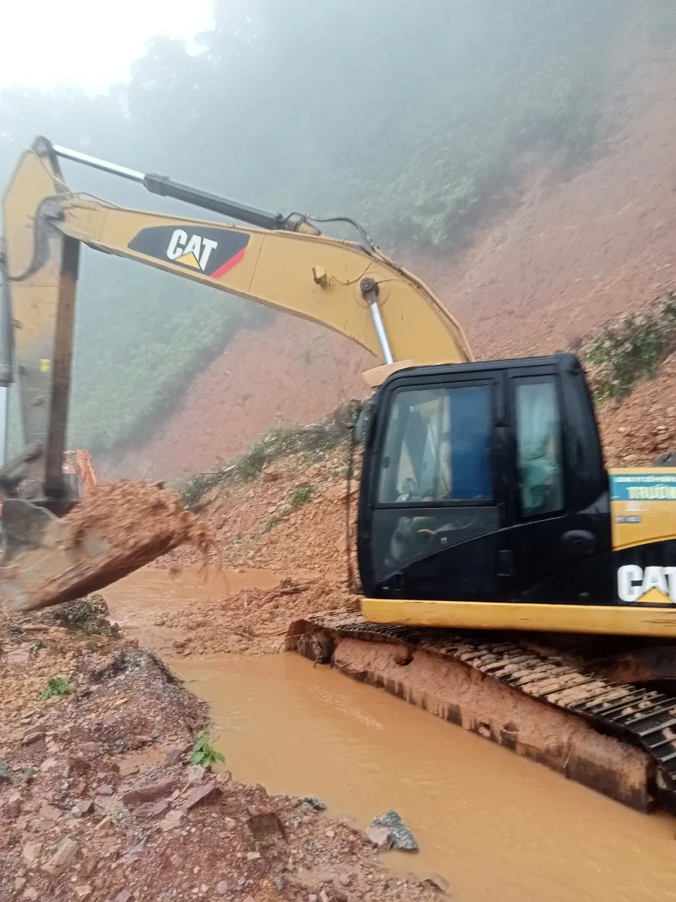 Quốc lộ 8A lên Cửa khẩu quốc tế Cầu Treo bị sạt lở, gây ách tắc giao thông ảnh 4