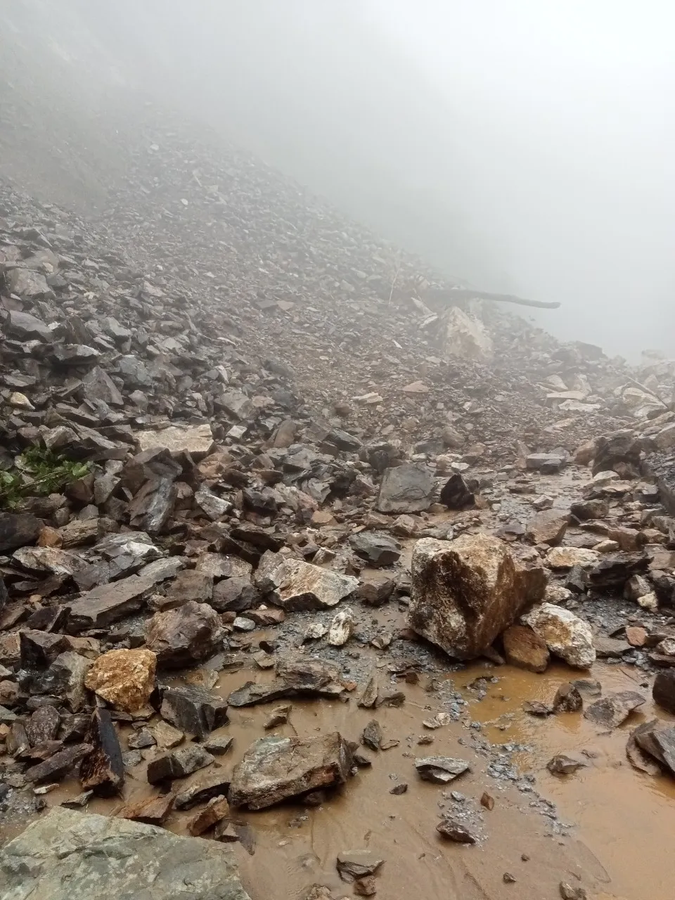 Quốc lộ 8A lên Cửa khẩu quốc tế Cầu Treo bị sạt lở, gây ách tắc giao thông ảnh 1