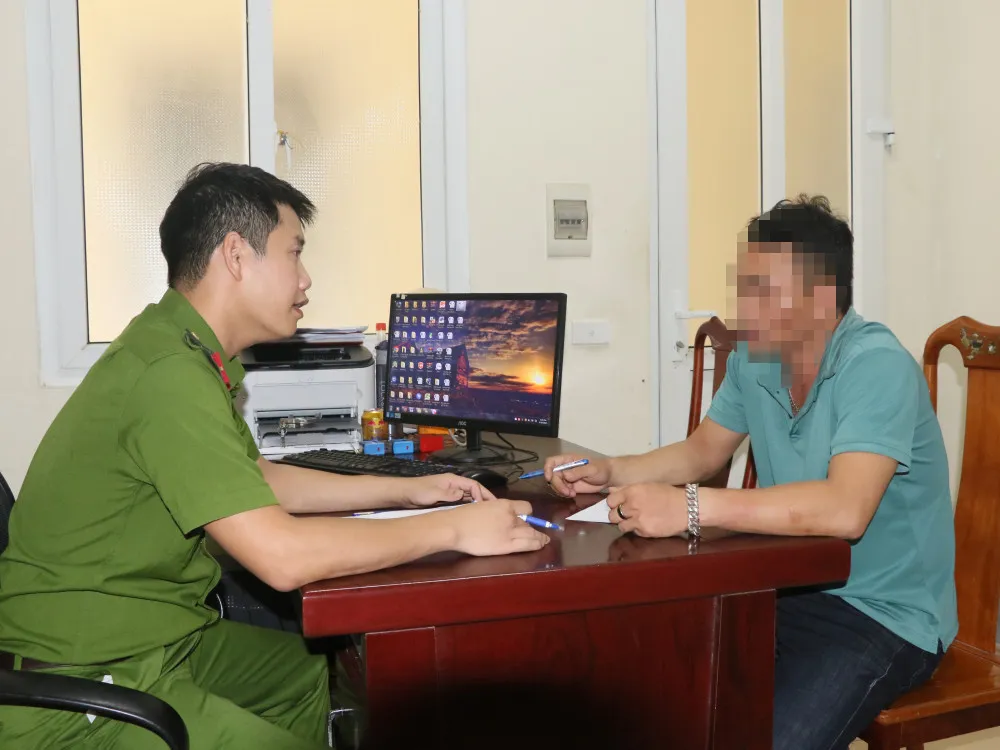 Hà Tĩnh: Tạm giữ hình sự lái xe ô tô tông xe máy và kéo lê hơn 2km ảnh 3 Hà Tĩnh: Tạm giữ hình sự lái xe ô tô tông xe máy và kéo lê hơn 2km ảnh 3