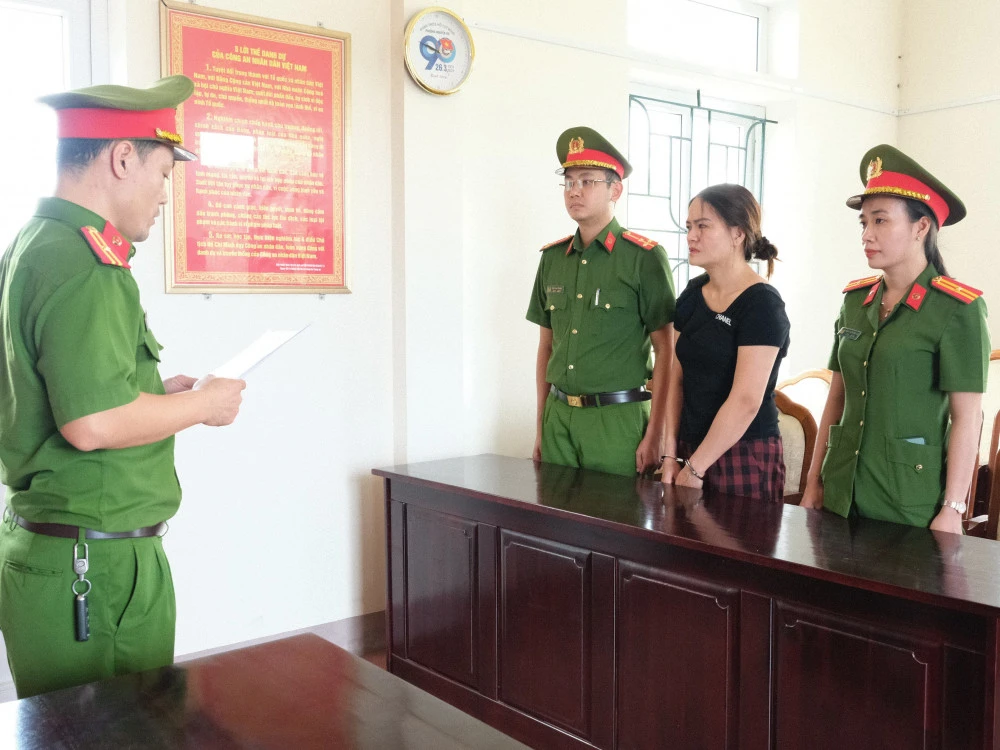 Cơ quan Công an tỉnh Hà Tĩnh công bố các quyết định khởi tố bị can và lệnh bắt tạm giam đối với Phạm Thị Oanh. Ảnh: Công an Hà Tĩnh