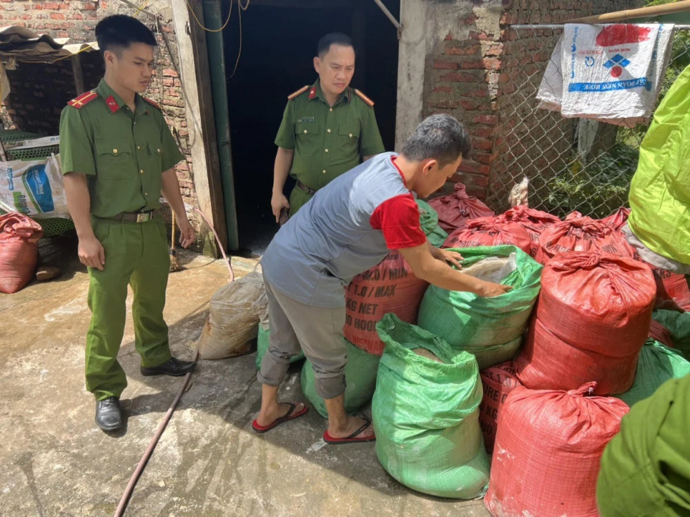 Số mỡ động vật được đóng trong các bao tải. Ảnh: Công an Hà Tĩnh