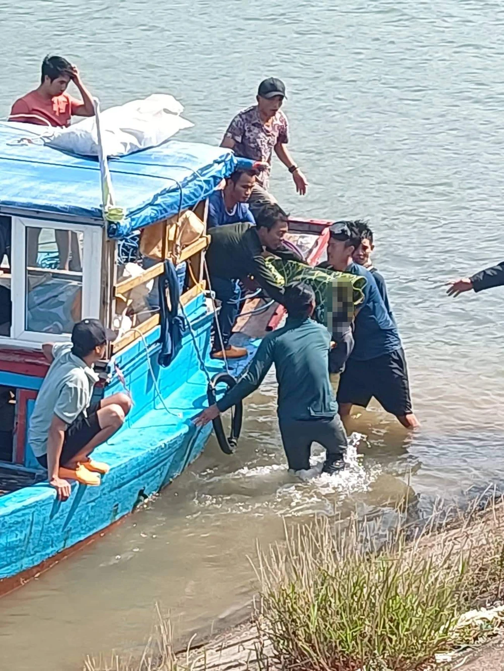 Thời điểm tìm thấy và đưa thi thể cháu bé lên bờ