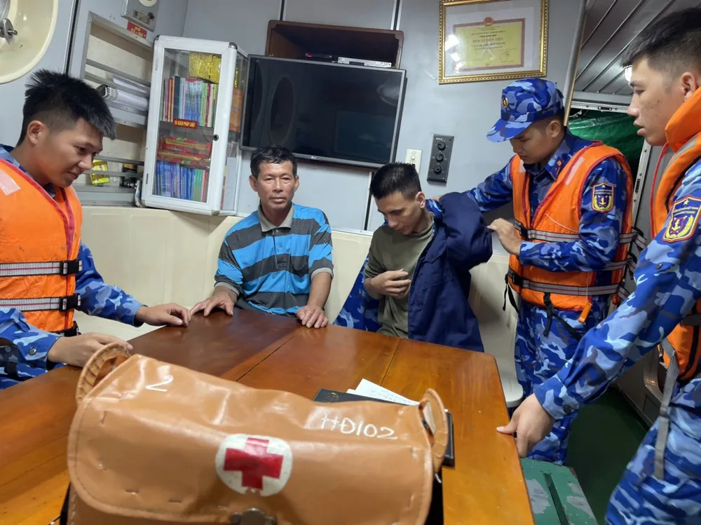 Hà Tĩnh: Nỗ lực tìm kiếm 3 thuyền viên mất tích trên biển  ảnh 1