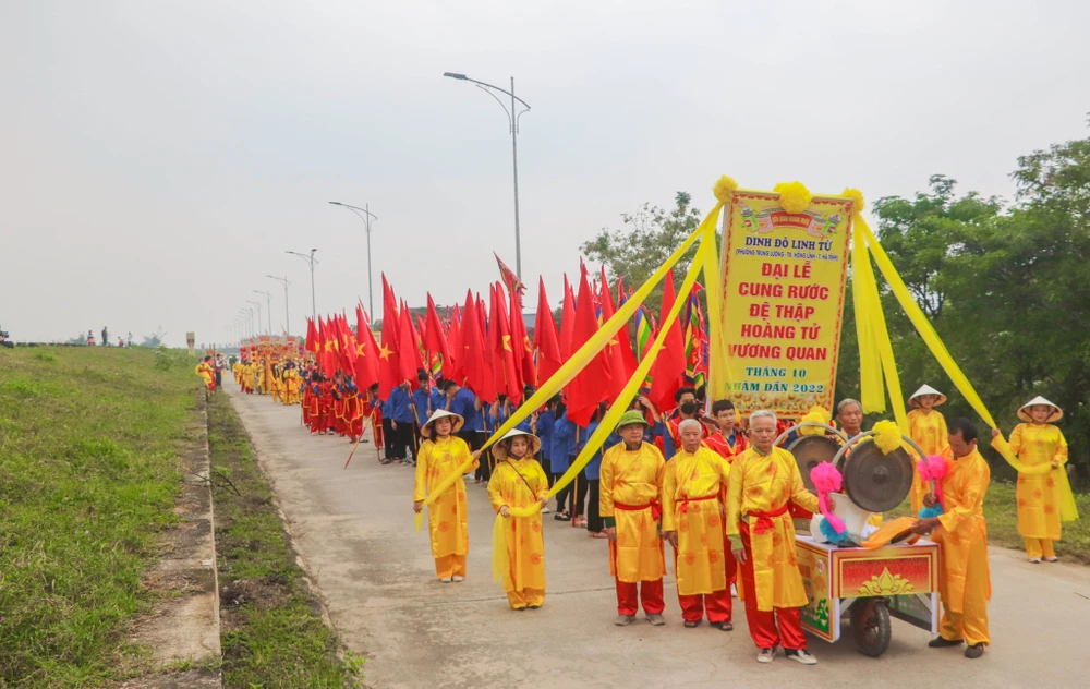 Đông đảo người dân địa phương tham gia lễ rước tại lễ hội đền Cả - Dinh đô quan Hoàng Mười