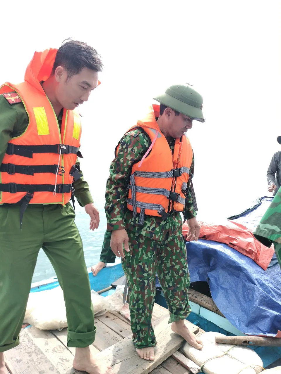 Hà Tĩnh: Nỗ lực tìm kiếm ngư dân mất tích trên biển ảnh 1