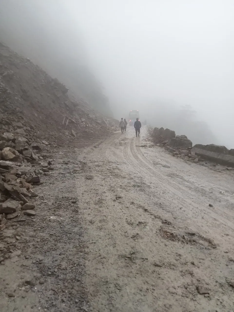 Hà Tĩnh: Thông tuyến quốc lộ 8A đi Cửa khẩu quốc tế Cầu Treo ảnh 2