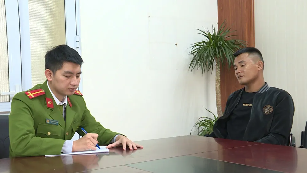 Hà Tĩnh: Bắt giữ băng nhóm ép buộc một phụ nữ nhận nợ 2,5 tỷ đồng ảnh 3