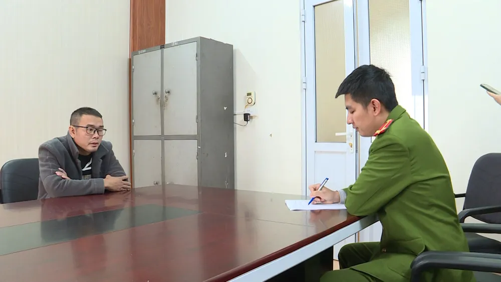 Hà Tĩnh: Bắt giữ băng nhóm ép buộc một phụ nữ nhận nợ 2,5 tỷ đồng ảnh 4