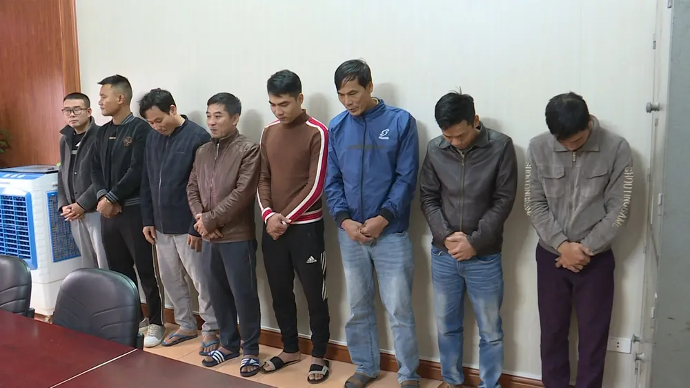 Hà Tĩnh: Bắt giữ băng nhóm ép buộc một phụ nữ nhận nợ 2,5 tỷ đồng ảnh 5