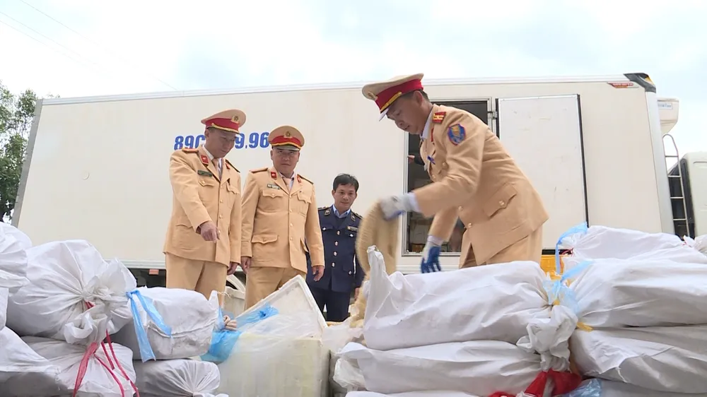 Hơn 3,2 tấn sản phẩm động vật, gồm: nội tạng, chân, óc, mỡ bò... Hơn 3,2 tấn sản phẩm động vật, gồm: nội tạng, chân, óc, mỡ bò...