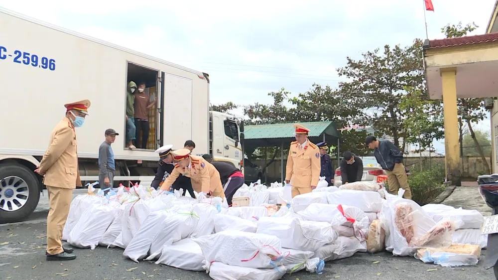 Lực lượng chức năng phát hiện trên xe có hơn 3,2 tấn sản phẩm động vật Lực lượng chức năng phát hiện trên xe có hơn 3,2 tấn sản phẩm động vật