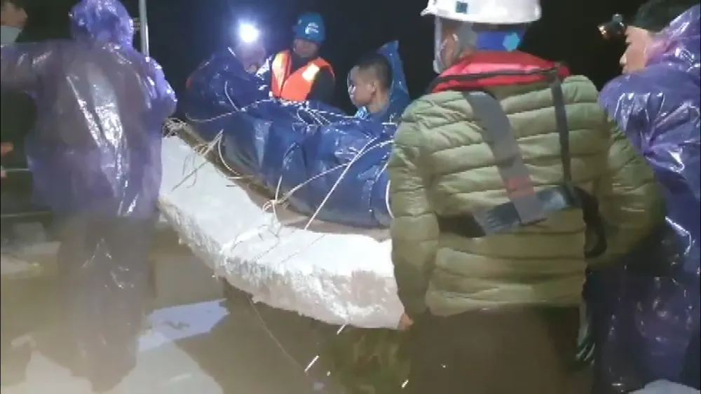 Thi thể nạn nhân được tìm thấy và đưa vào bờ trong đêm Thi thể nạn nhân được tìm thấy và đưa vào bờ trong đêm