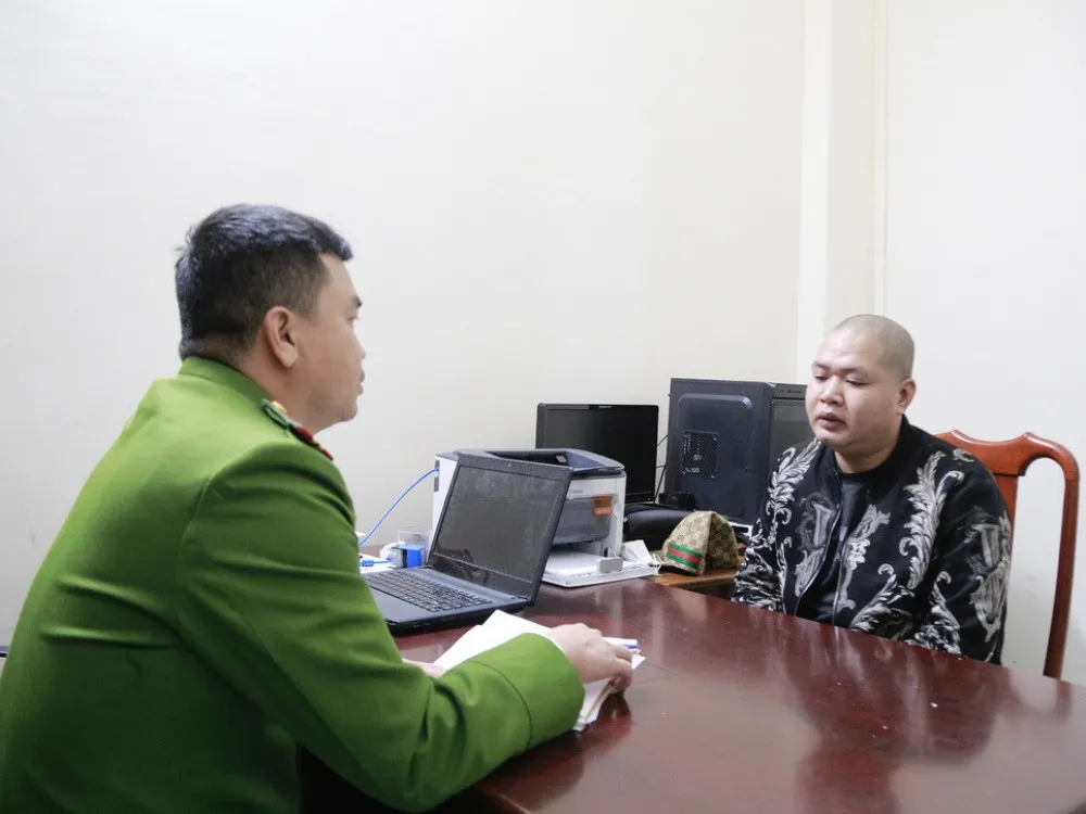 Đối tượng Bùi Văn Tiến tại cơ quan công an