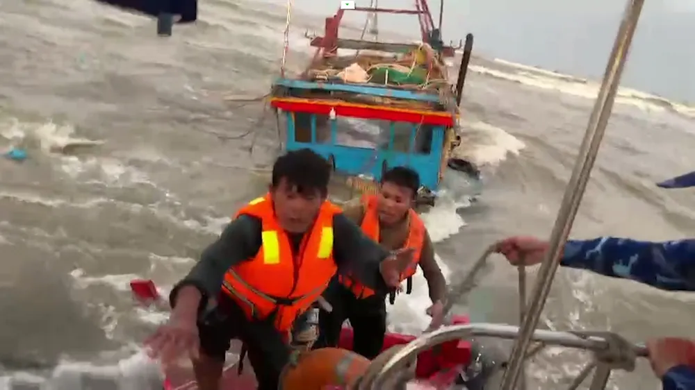 Hai thuyền viên tàu cá bị chìm được ứng cứu kịp thời đưa lên xuồng CSB 606 Hai thuyền viên tàu cá bị chìm được ứng cứu kịp thời đưa lên xuồng CSB 606