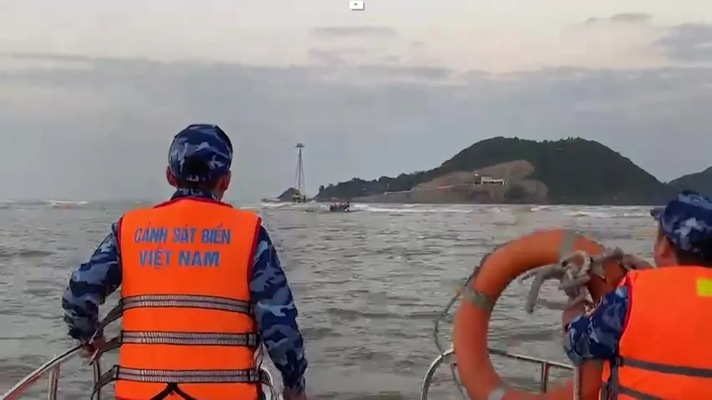 Thời điểm xuồng CSB 606 nhanh chóng tiếp cận tàu cá bị nạn để ứng cứu thuyền viên Thời điểm xuồng CSB 606 nhanh chóng tiếp cận tàu cá bị nạn để ứng cứu thuyền viên