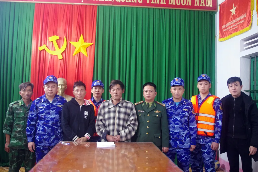 Hải đội 102 bàn giao 2 thuyền viên tàu cá bị chìm cho cơ quan chức năng địa phương Hải đội 102 bàn giao 2 thuyền viên tàu cá bị chìm cho cơ quan chức năng địa phương