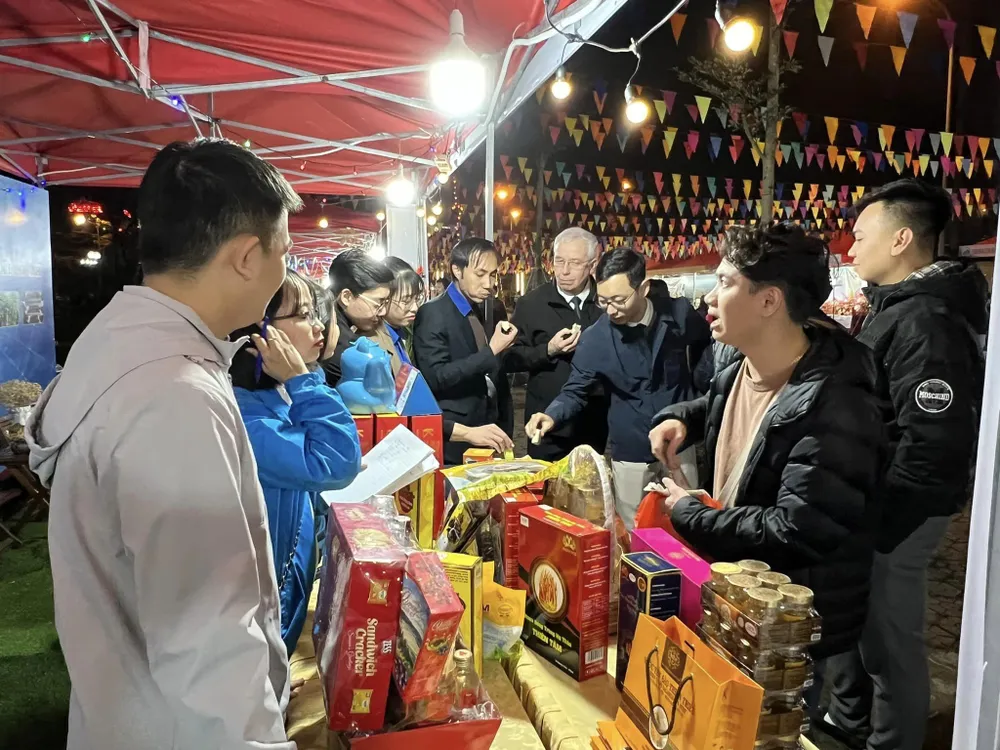 Nhiều người dân đến tham quan, mua sản phẩm tại lễ hội Nhiều người dân đến tham quan, mua sản phẩm tại lễ hội