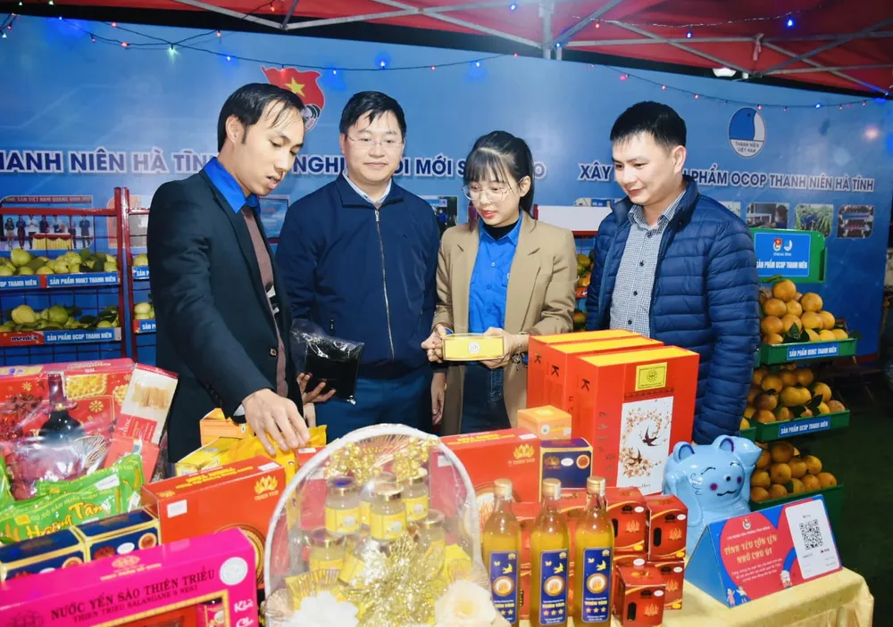 Tham quan các sản phẩm trưng bày, giới thiệu tại lễ hội Tham quan các sản phẩm trưng bày, giới thiệu tại lễ hội